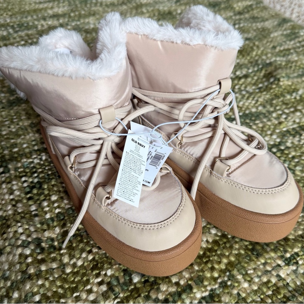NWT Cozy Lace-Up Platform Booties for Women size 6.5
